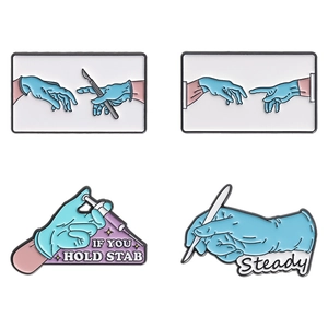 Lot de 4 broches en émail médical avec gants de chirurgie et outils sur fond blanc