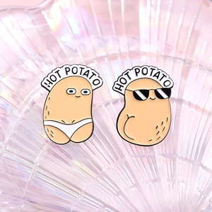 Lot de deux broches en émail patate mignonne avec texte Hot Potato sur plateau nacré