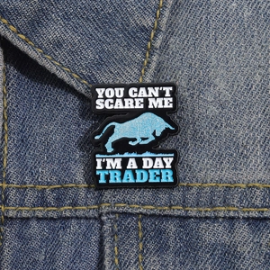 Pin's émaillé Day Trader avec taureau bleu sur une veste en jean pour investisseur