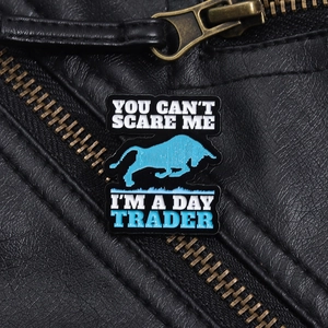 Gros plan du pin's émaillé taureau avec slogan Day Trader sur une veste en cuir