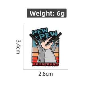 Detailansicht der Emaille-Anstecknadel mit Cartoon-Tier und Pew-Pew-Schriftzug