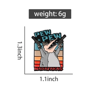 Detail einer Emaille-Brosche mit Cartoon-Opossum, Revolver und Pew Pew Madafakas Text