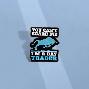 Divertente Spilla in Smalto Con Silhouette di Toro Slogan Day Trader Gioielli Regalo per Investitori Trader Distintivo in Lega