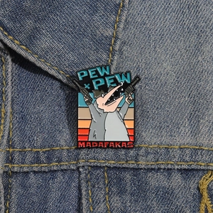 Cartoon-Emaille-Pin Opossum mit Pew-Pew-Text auf einer blauen Jeansjacke