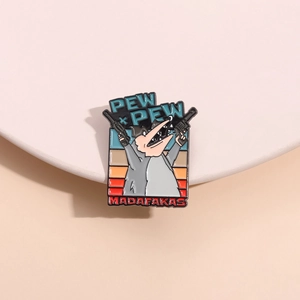 Emaille-Anstecknadel mit schreiendem Tier, Pistolen und dem Text Pew Pew Madafakas
