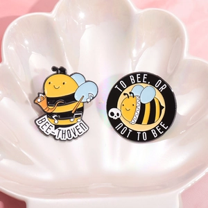 Pins en émail abeille avec jeux de mots Bee-thoven et To Bee Or Not To Bee sur plateau