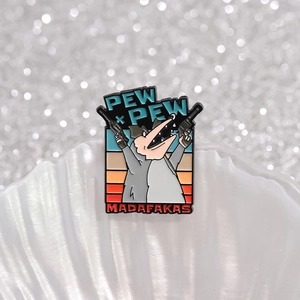 Lustige Emaille-Anstecknadel mit Opossum und Pistolen im Pew Pew Madafakas Design