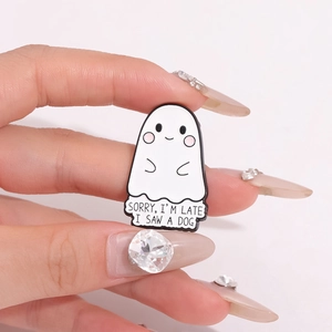 Süße weiße Emaille-Anstecknadel Gespenst mit lustigem Spruch für Halloween-Dekoration