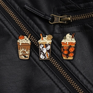 Détails de pin's Halloween en émail avec motifs fantôme et citrouille sur une veste en cuir