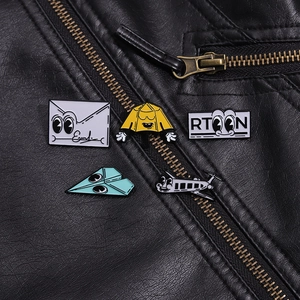 Lot de 5 épingles en émail avec avion en papier et parapluie sur une veste en cuir noir