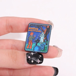 Broche en émail style punk avec scène de cimetière 'Making New Friends' effrayante