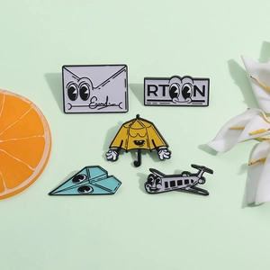 Lot de 5 épinglettes en émail dessin animé avec avion en papier et enveloppe sur fond vert