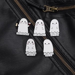 Detailansicht von fünf Geister-Emaille-Pins mit lustigen Sprüchen auf Lederjacke