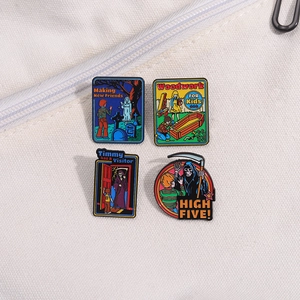 Lot de pins émaillés style BD rétro avec motifs d'humour noir sur fond en toile