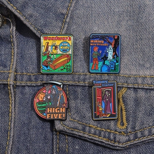 Lot de quatre pin's en émail avec illustrations d'humour noir sur veste en jean