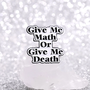 Pin de esmalte minimalista 'Give Me Math Or Give Me Death' sobre soporte de cristal