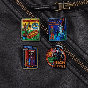 Gros plan de quatre pin's en émail d'horreur sur une veste en cuir noir zippée