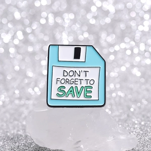 Spilla in smalto retrò a forma di floppy disk blu con scritta Don't Forget To Save