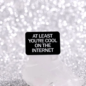 Schwarze Emaille-Brosche mit Spruch AT LEAST YOU'RE COOL ON THE INTERNET Design