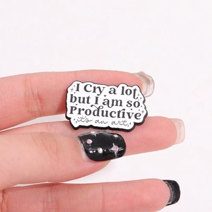 Emaille-Pin in Wolkenform mit Spruch I Cry A Lot But I Am So Productive in der Hand