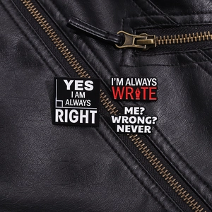 Vue détaillée de trois badges en émail métallique sur le cuir d'une veste noire