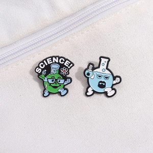 Wissenschaftliche Emaille-Pins mit Cartoon-Kolben und Science-Schriftzug auf weißem Segeltuch