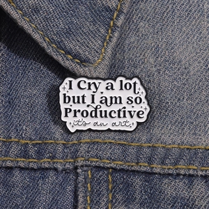 Detailaufnahme der Emaille-Anstecknadel mit Spruch auf einer Jeansjacke