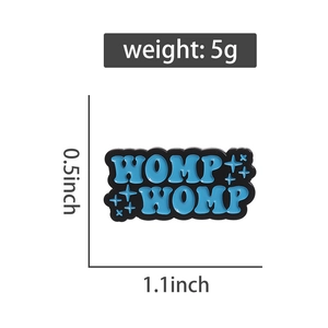 Dettaglio dimensioni della spilla smaltata blu WOMP WOMP con stelle, peso di 5g