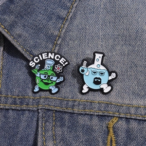 Wissenschaftliche Emaille-Anstecknadeln mit Becher-Motiven auf dunkelblauem Denim-Stoff