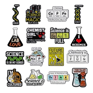Épinglette en Émail Thème Science Alliage Laboratoire Microscope Élément Chimique Tableau Périodique Badge Bijoux Cadeau pour Étudiants Scientifiques Unisexe