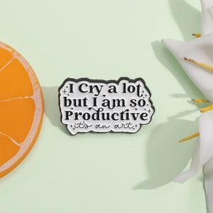 Kreative Emaille Pin Slogan Brosche I Cry A Lot But I Am So Productive Its An Art Legierung Buchstabe Abzeichen Accessoire