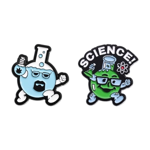 Emaille-Pins in Form von Laborflaschen im Wissenschafts-Stil auf weißem Hintergrund