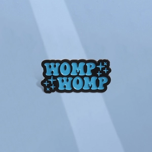 Broche en émail mini WOMP WOMP bleu ciel avec des motifs d'étoiles croisées