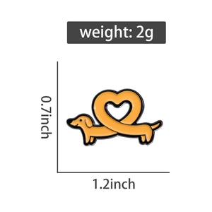 Détail du pin's teckel en émail en forme de cœur avec dimensions de 1,2 x 0,7 pouces