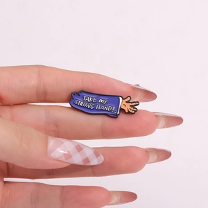 Pin's émaillé Scary Movie avec manche bleue et petite main affichant Take My Strong Hand