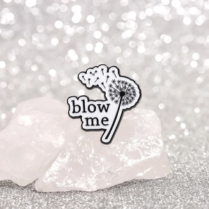 Spilla in smalto a dente di leone bianco e nero con scritta blow me su cristallo