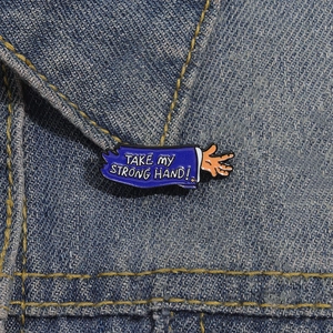 Pin esmaltado Scary Movie Take My Strong Hand broche sobre tela vaquera azul