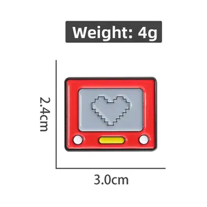 Retro-TV-Emaille-Pin Größenangaben mit 3,0 cm Länge und Pixel-Herz-Design