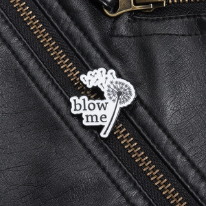 Kreative Löwenzahn-Metallbrosche mit Blow Me Schriftzug auf schwarzer Lederjacke