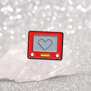 Retro rote TV Pixel-Herz Emaille-Anstecknadel auf weißem Kristall mit Glitzer-Effekt