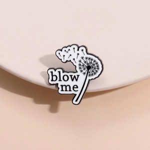 Cartoon-Löwenzahn-Emaille-Anstecknadel mit Blow Me-Schriftzug auf weißem Grund