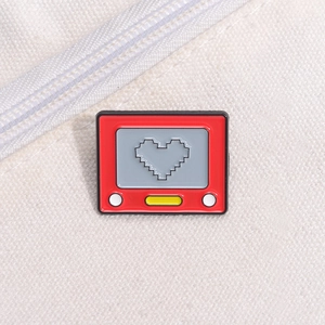 Retro-TV-Emaille-Anstecknadel mit Pixelherz auf Segeltuchtasche, Metall-Anstecker