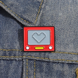 Rote Vintage-Emaille-Anstecknadel mit Pixel-Herz auf blauer Jeansjacke