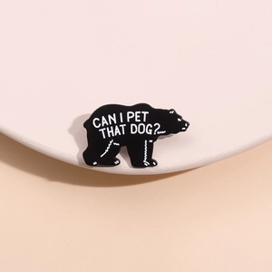 Niedliche Emaille-Anstecknadel mit schwarzem Bären und dem Spruch Can I pet that dog?