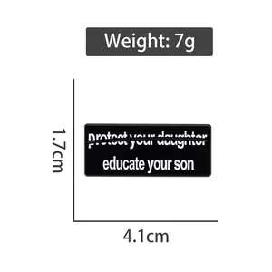Schwarze Emaille-Anstecknadel mit weißem Spruch Protect Your Daughter Educate Your Son
