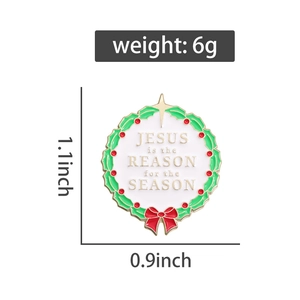 Vue détaillée d'une broche couronne de Noël en émail avec nœud rouge et étoile dorée