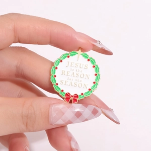 Broche en émail couronne de Noël avec texte religieux et élégant petit nœud rouge