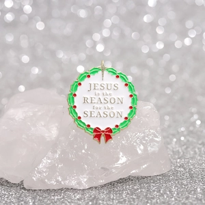 Broche couronne de Noël avec texte Jesus Is the Reason for the Season et nœud rouge