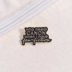 Pin's en émail avec texte 'who needs CANON when i have fan-fiction' sur fond en toile