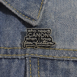 Épingle en émail avec texte humoristique sur la fanfiction fixée sur une veste en jean